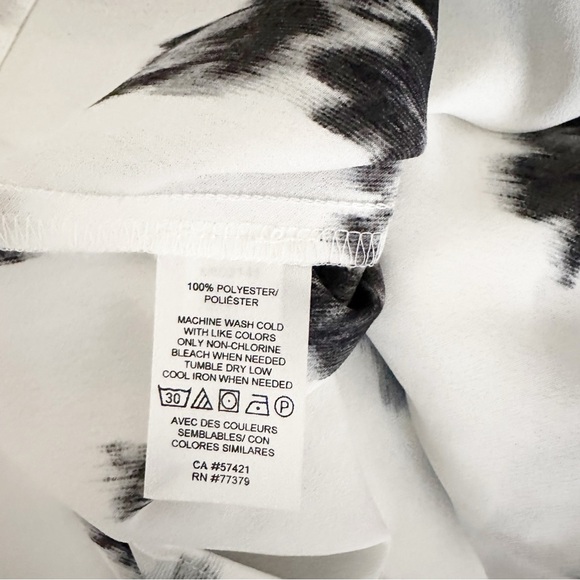 Ann Taylor Ikat Floral Pleat Neck Top Black & White Size Medium - Picture 9 of 10